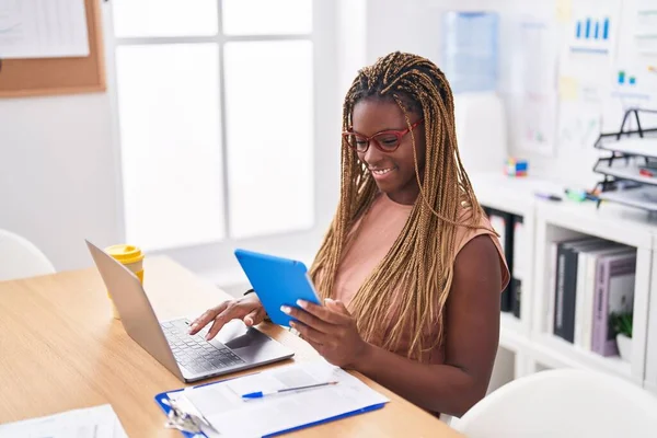 Femme Afro Américaine Travailleur Affaires Utilisant Touchpad Ordinateur Portable Bureau — Photo