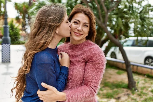 Μητέρα Και Κόρη Αγκαλιάζονται Και Φιλιούνται Στο Πάρκο — Φωτογραφία Αρχείου