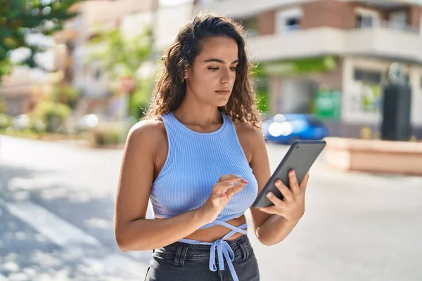 Junge Schöne Hispanische Frau Mit Touchpad Auf Der Straße — Stockfoto