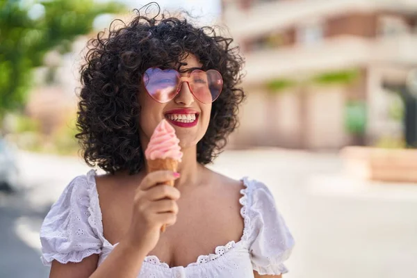 Молода Жінка Близького Сходу Посміхається Впевнено Їсть Морозиво Вулиці — стокове фото