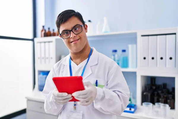 Sendromlu Adam Laboratuarda Dokunmatik Ped Kullanarak Bilim Adamı Üniforması Giyiyor — Stok fotoğraf