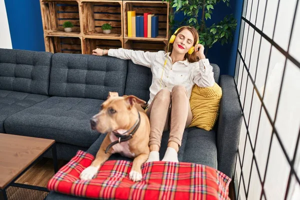 Jovem Caucasiana Ouvindo Música Sentada Sofá Com Cão Casa — Fotografia de Stock