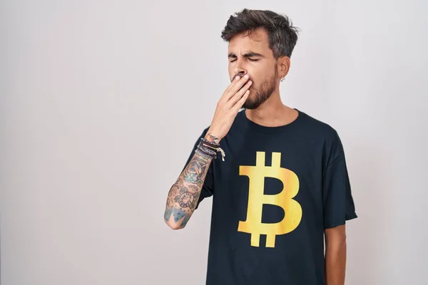 Joven Hombre Hispano Con Tatuajes Con Camiseta Bitcoin Aburrido Bostezo —  Fotos de Stock