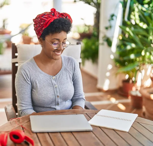 Mujer Afroamericana Sonriendo Confiada Sentada Mesa Terraza Casa —  Fotos de Stock