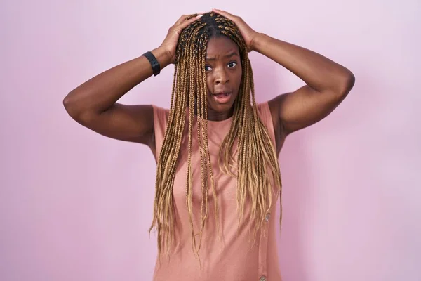 Африканская Американка Плетеными Волосами Стоящая Розовом Фоне Сумасшедшая Напуганная Руками — стоковое фото