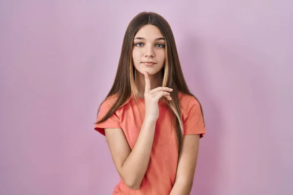 Adolescente Menina Sobre Fundo Rosa Pensando Concentrou Sobre Dúvida Com — Fotografia de Stock
