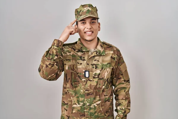 Young Arab Man Wearing Camouflage Army Uniform Smiling Pointing Head — Stock Photo, Image