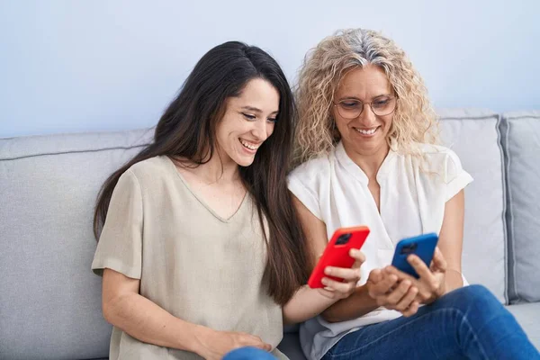 Zwei Frauen Mutter Und Tochter Mit Smartphone Hause — Stockfoto