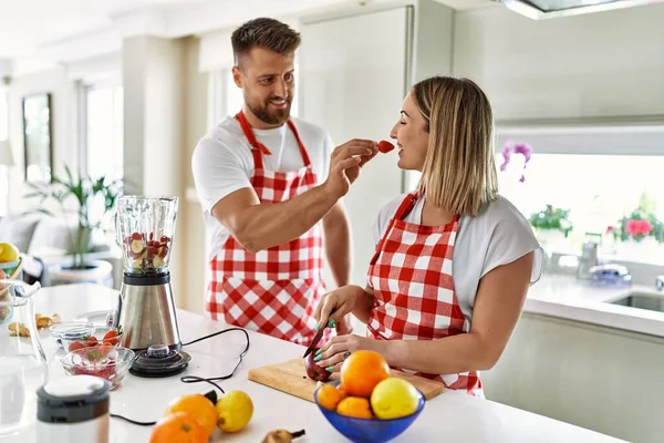 Genç Çift Gülümsüyor Mutfakta Smoothie Pişiriyorlar — Stok fotoğraf