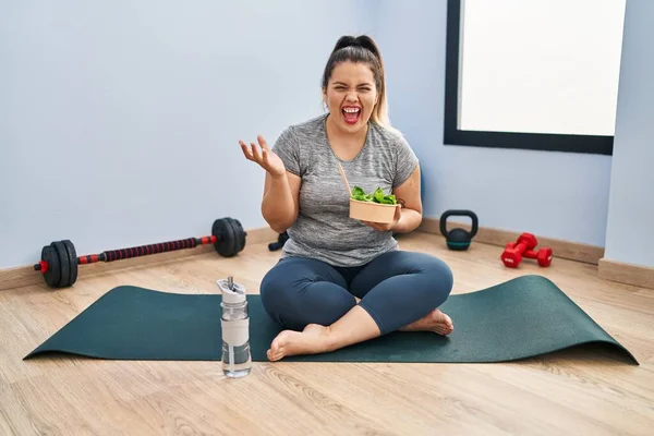Ung Latinamerikansk Kvinna Sitter Yogamattan Äter Hälsosam Sallad Firar Seger — Stockfoto