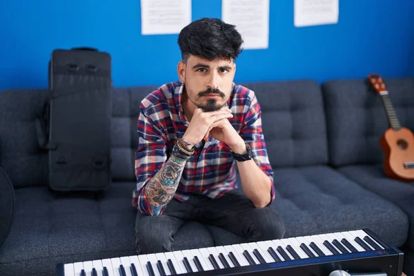 Jovem Músico Hispânico Sentado Sofá Estúdio Música — Fotografia de Stock