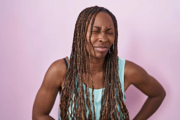 Africká Američanka Stojí Nad Růžovým Pozadím Rukou Břiše Protože Zažívací — Stock fotografie