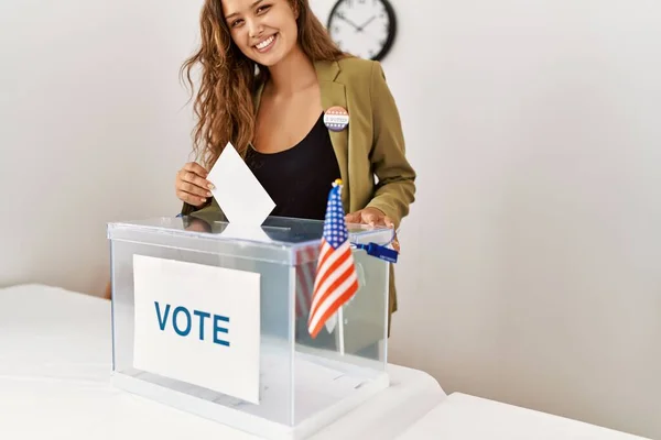 Jovem Bela Mulher Hispânica Presidente Mesa Eleitoral Colocando Voto Caixa — Fotografia de Stock