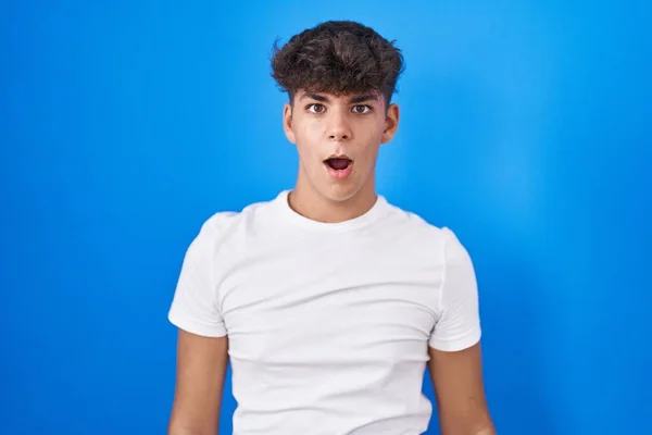 Hispanischer Teenager Steht Vor Blauem Hintergrund Schockgesicht Sieht Skeptisch Und — Stockfoto