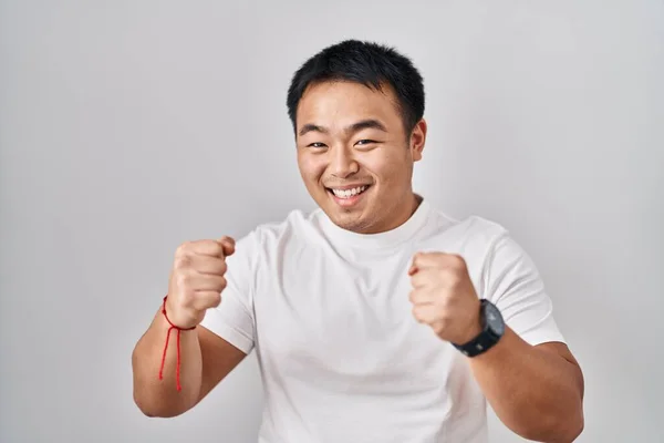 Jeune Homme Chinois Debout Sur Fond Blanc Très Heureux Excité — Photo