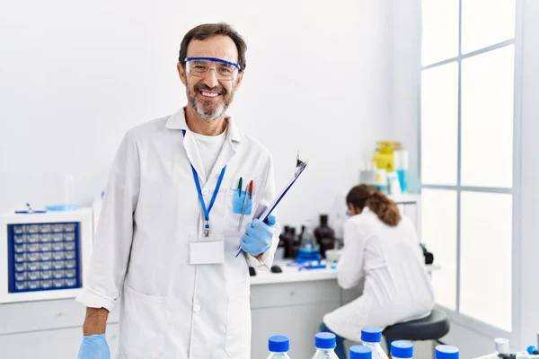 Мужчина Средних Лет Работающий Научной Лаборатории Выглядит Позитивно Счастливо Стоя — стоковое фото