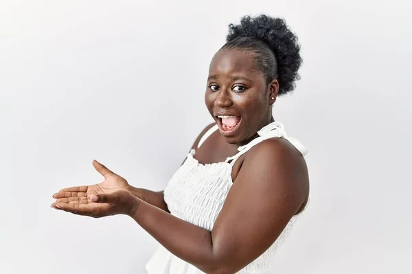 Junge Afrikanerin Steht Über Weißem Isoliertem Hintergrund Und Zeigt Zur — Stockfoto