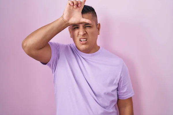 Young Hispanic Man Standing Pink Background Making Fun People Fingers — Stock Photo, Image