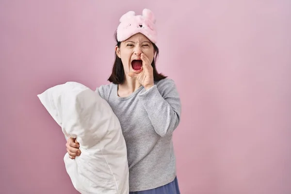 Mulher Com Síndrome Usando Máscara Dormir Abraçando Travesseiro Gritando Gritando — Fotografia de Stock