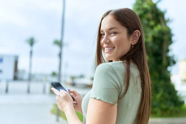 Jovem Mulher Bonita Sorrindo Confiante Usando Smartphone Rua — Fotografia de Stock