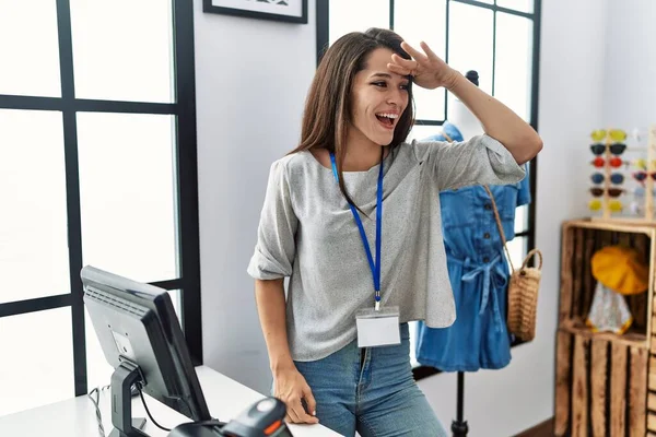 Genç Esmer Kadın Perakende Mağazasında Yönetici Olarak Çalışıyor Çok Mutlu — Stok fotoğraf