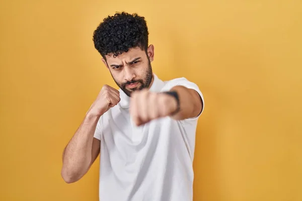 Hombre Árabe Parado Sobre Fondo Amarillo Golpeando Puño Para Luchar — Foto de Stock