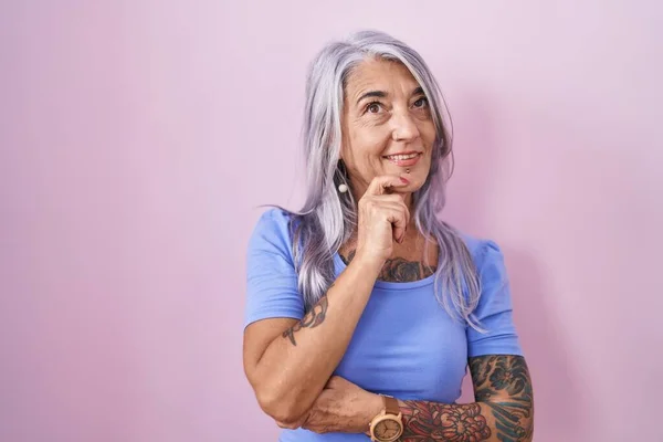 Mujer Mediana Edad Con Tatuajes Pie Sobre Fondo Rosa Con — Foto de Stock