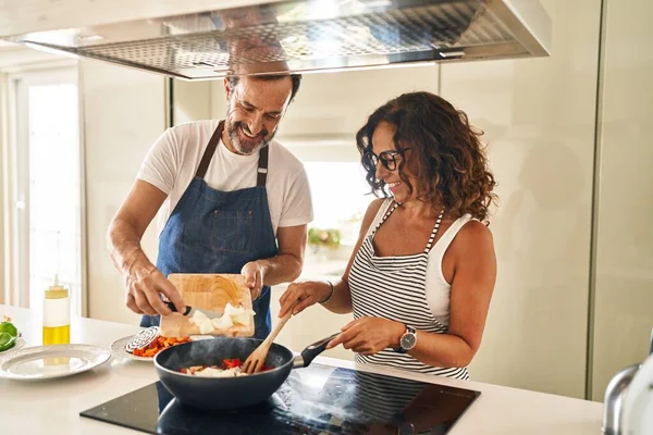 Middelbare Leeftijd Hispanic Paar Glimlachen Zelfverzekerd Gieten Voedsel Koekenpan Keuken — Stockfoto