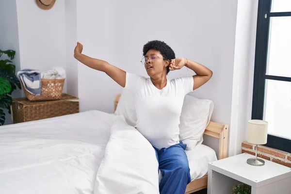 Afrykańska Amerykanka Budzi Się Wyciągniętymi Ramionami Sypialni — Zdjęcie stockowe