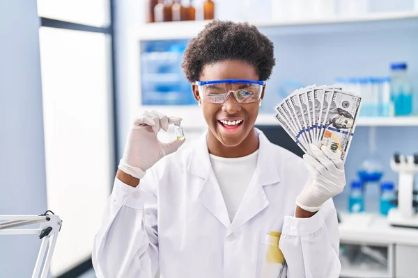 Африканская Американка Работающая Научной Лаборатории Держа Руках Доллары Подмигивает Глядя — стоковое фото