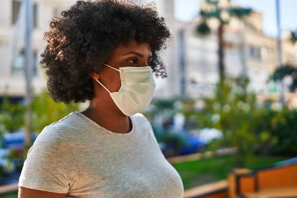 African American Woman Wearing Medical Mask Standing Park — Stock Photo, Image