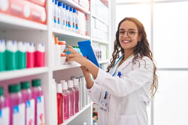 Молодая Красивая Латиноамериканка Фармацевт Использует Тачпад Работающий Аптеке — стоковое фото