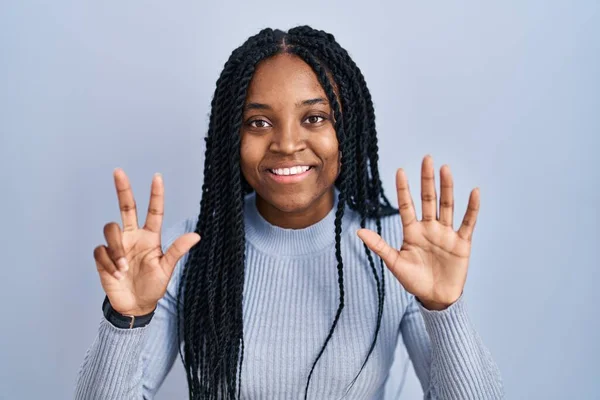 Afroamerikanerin Steht Vor Blauem Hintergrund Und Zeigt Mit Finger Nummer — Stockfoto