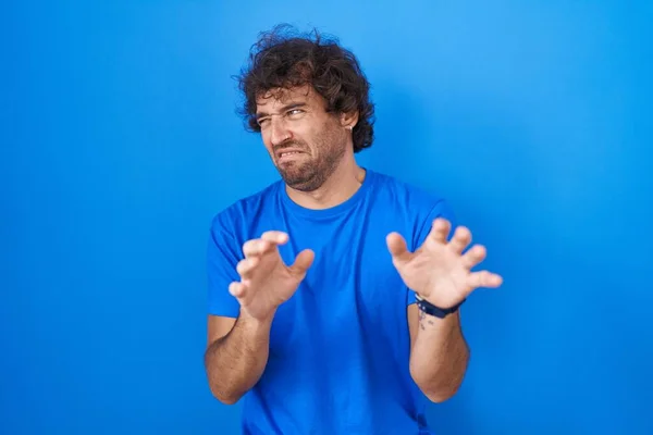 Hispánec Mladý Muž Stojící Nad Modrým Pozadím Znechucený Výraz Nespokojený — Stock fotografie