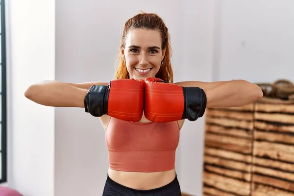 Ung Rödhårig Kvinna Med Boxningshandskar Som Ler Med Ett Glatt — Stockfoto