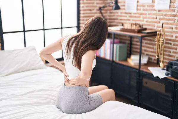 Junge Kaukasische Frau Die Rückenverletzung Leidet Sitzt Schlafzimmer Bett — Stockfoto
