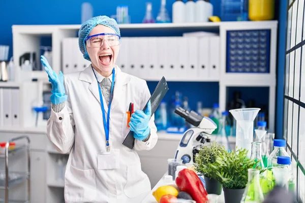 Όμορφη Γυναίκα Που Εργάζονται Εργαστήριο Επιστήμονας Φαγητό Γιορτάζει Νίκη Χαρούμενο — Φωτογραφία Αρχείου
