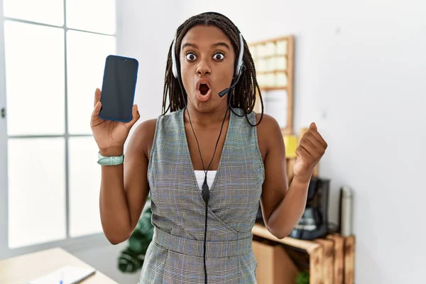 Mladá Africká Americká Žena Pracující Kanceláři Sluchátkách Operátora Drží Smartphone — Stock fotografie