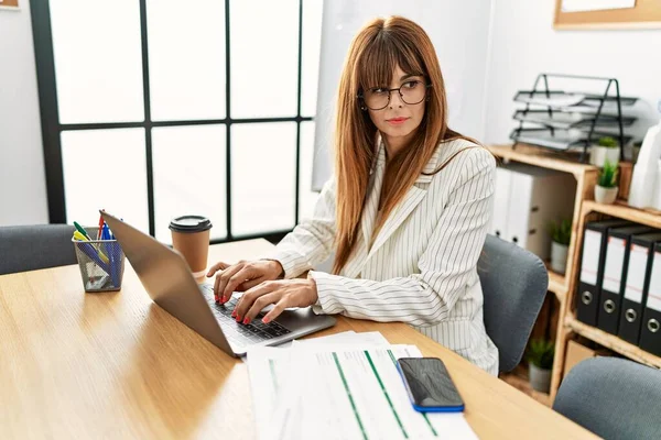 Young Hispanic Businesswoman Serious Expression Working Office — Stock Photo, Image