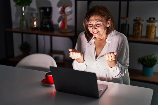 Latynoska Kobieta Średnim Wieku Korzystająca Laptopa Domu Nocy Świętując Zaskoczona — Zdjęcie stockowe