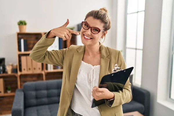 Mujer Joven Que Trabaja Oficina Consulta Sonriendo Alegre Mostrando Señalando — Foto de Stock