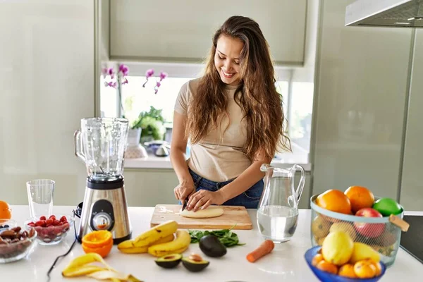 Junge Schöne Hispanische Frau Bereitet Gemüse Smoothie Mit Mixer Vor — Stockfoto