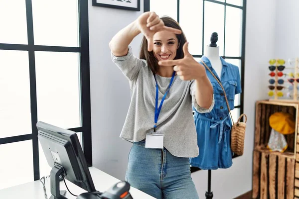 Perakende Mağazasında Yönetici Olarak Çalışan Genç Esmer Kadın Gülümsüyor Mutlu — Stok fotoğraf
