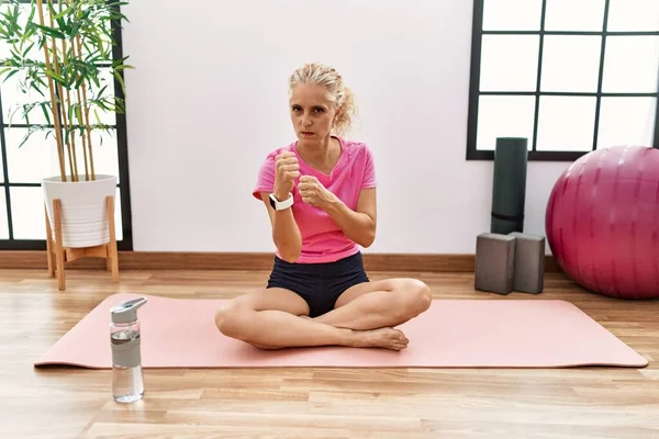 Donna Bionda Mezza Età Seduta Sul Tappetino Yoga Pugni Combattere — Foto Stock