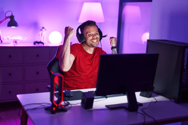 Jovem Homem Hispânico Streamer Jogar Videogame Com Expressão Vencedora Sala — Fotografia de Stock