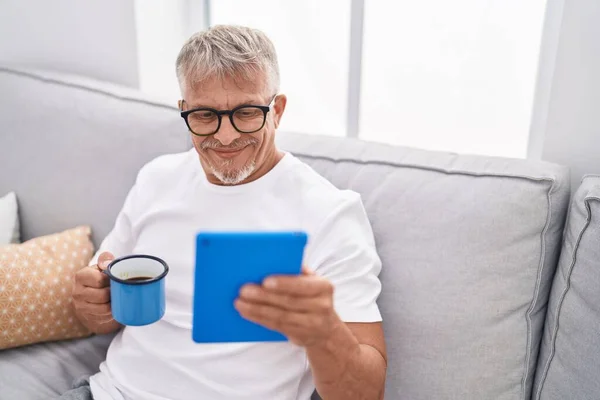 Hombre Pelo Gris Mediana Edad Usando Touchpad Bebiendo Café Casa —  Fotos de Stock