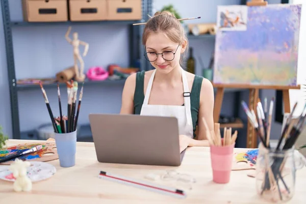 Młody Biały Kobieta Artysta Uśmiech Pewny Pomocą Laptop Sztuka Studio — Zdjęcie stockowe