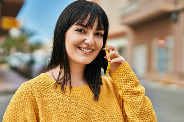 Young Brunette Woman Smiling Happy Speaking Phone City — Stock Photo, Image