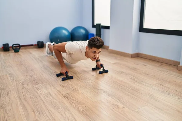 Young Hispanic Man Training Push Sport Center — Stockfoto