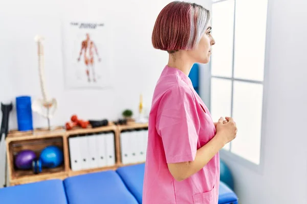 Jovem Enfermeira Mulher Que Trabalha Clínica Recuperação Dor Olhando Para — Fotografia de Stock
